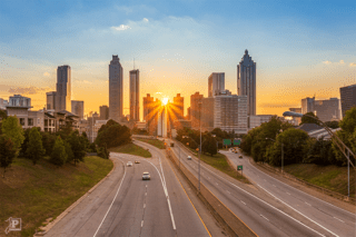 Untergehende Sonne hinter der Skyline von Atlanta