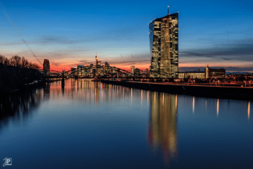 EZB, Main und Frankfurter Skyline im Abendrot