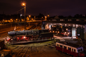 Eisenbahnmuseum bei Nacht