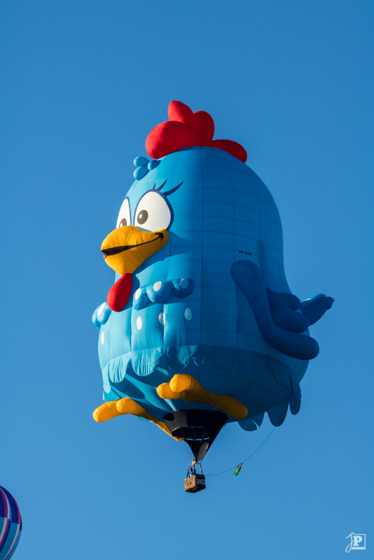 Heißluftballon in Form eines Huhns