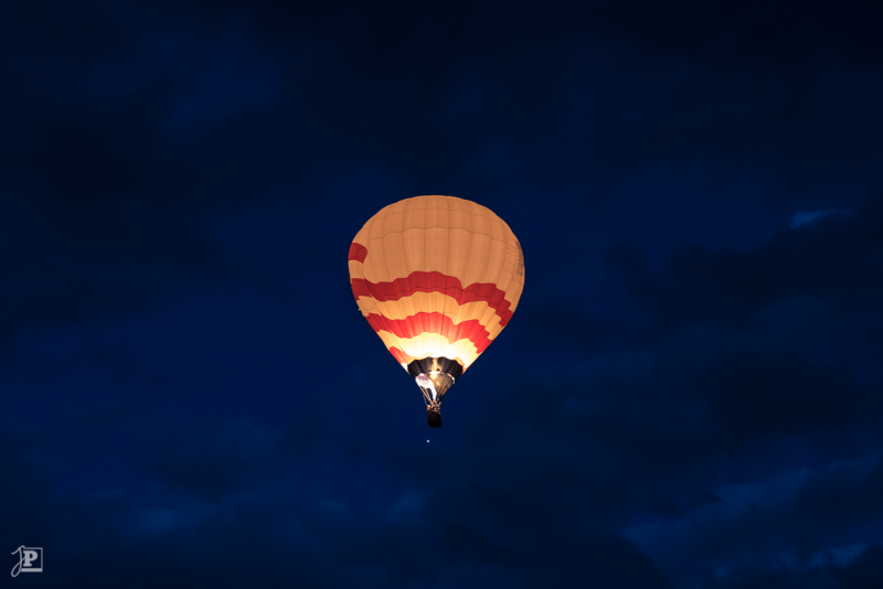 Heißluftballon bei Nacht