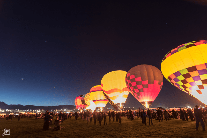 Heißluftballons bei Nacht