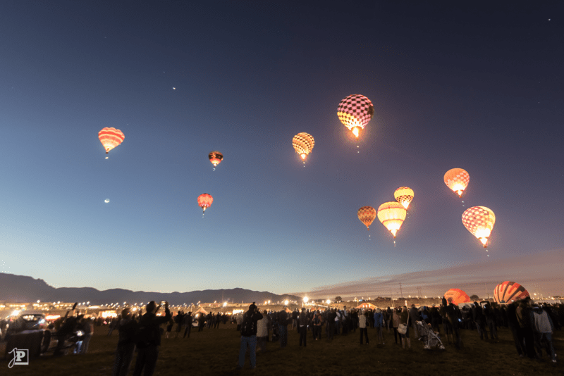 Heißluftballons in der Dämmerung