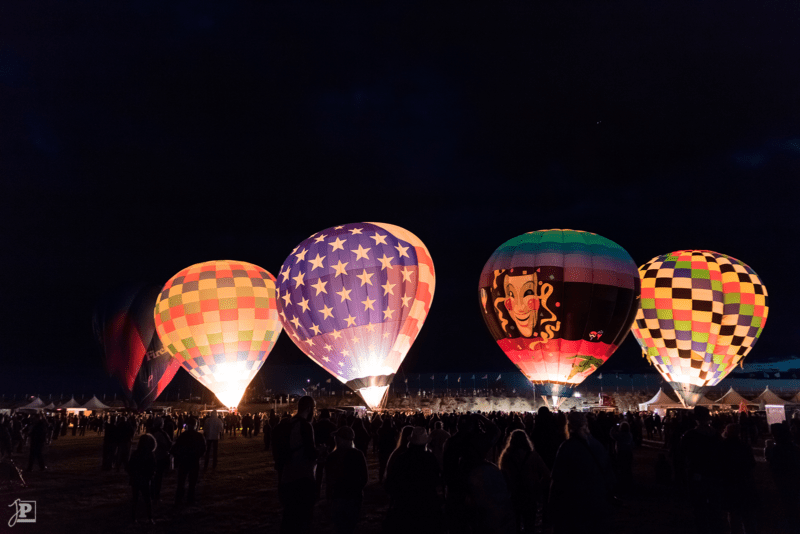 Heißluftballons bei Nacht