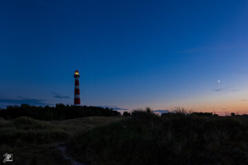 Leuchtturm und untergehender Mond