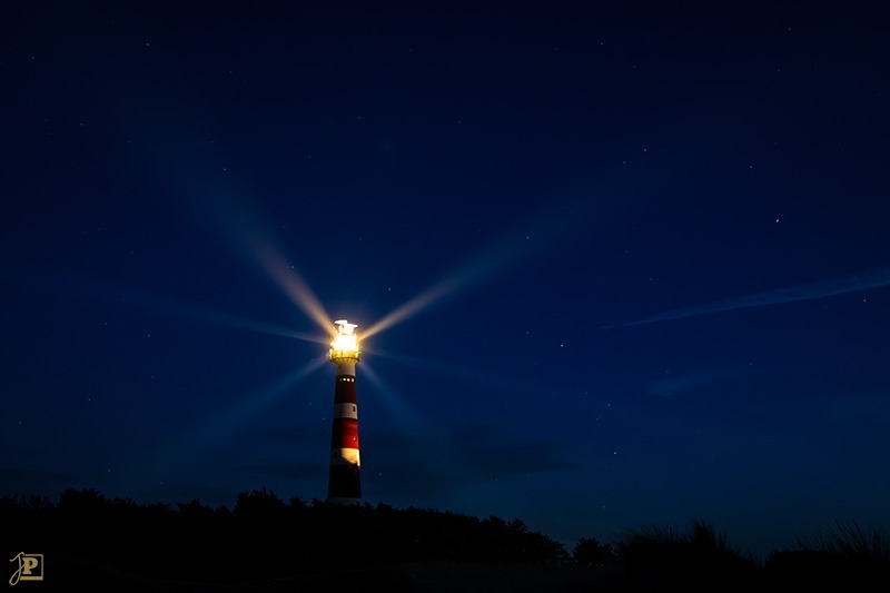 Leuchtturm bei Nacht