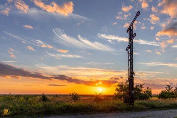 Sonnenuntergang mit altem Eisenbahnsignal
